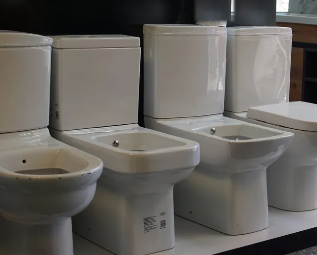 Azra Yapı Market Denizli mağazasının klozet reyonunda sergilenen modeller